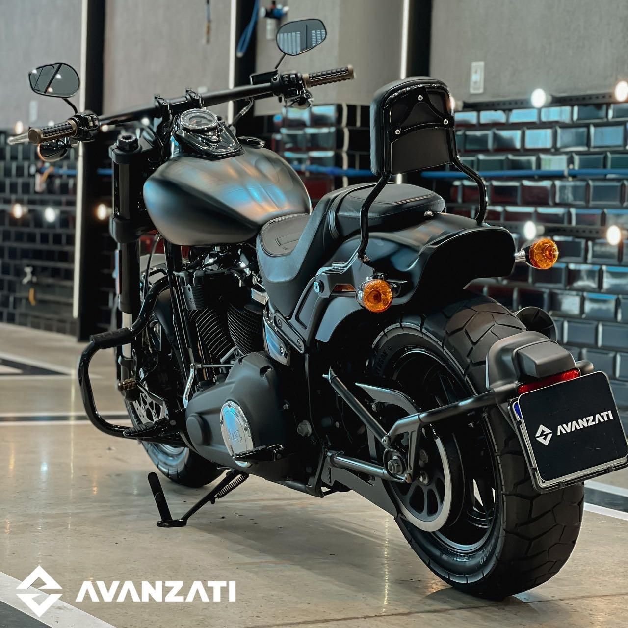 Harley-Davidson preta no estúdio da Avanzati